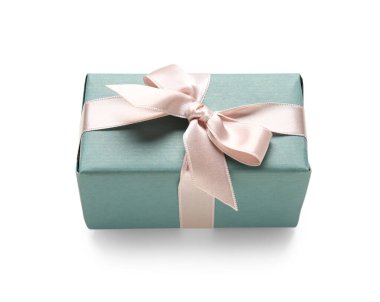 Beyaz arka planda pembe fiyonklu mavi hediye kutusu. Uluslararası Kadınlar Günü
