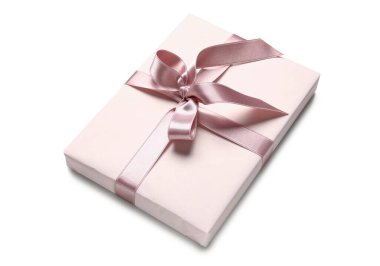Beyaz arka planda pembe fiyonklu hediye kutusu. Uluslararası Kadınlar Günü
