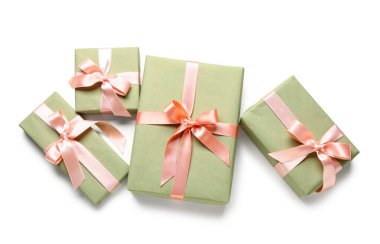 Beyaz arka planda yeşil hediye kutuları. Uluslararası Kadınlar Günü