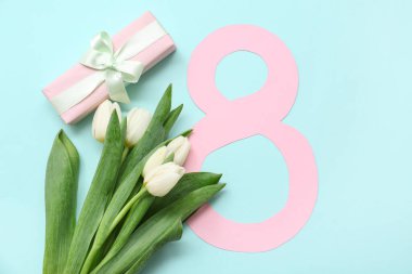 Şekil 8, hediye kutusu ve mavi arka planda güzel beyaz lalelerden oluşan bir buket kağıttan yapılmış. Uluslararası Kadınlar Günü