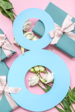 Şekil 8, hediye kutuları ve pembe arka planda güzel beyaz Eustoma çiçekleri olan kağıttan yapılmıştır. Uluslararası Kadınlar Günü