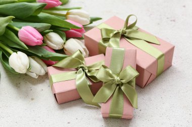 Hediye kutuları ve beyaz arka planda güzel laleler. Uluslararası Kadınlar Günü