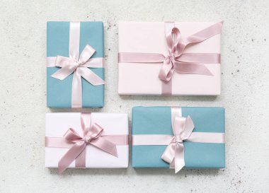 Beyaz arka planda hediye kutuları. Uluslararası Kadınlar Günü