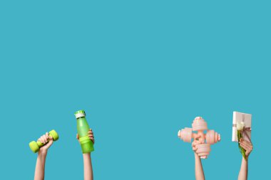 Dambılı kadın elleri, bir şişe su ve Uluslararası Kadınlar Günü için hediye paketi.