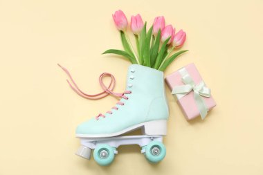 Renkli paten, hediye kutusu ve lale çiçekli kompozisyon. Uluslararası Kadınlar Günü