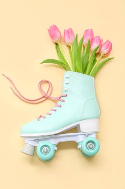 Renkli arkaplanda paten ve lale çiçekli kompozisyon. Uluslararası Kadınlar Günü