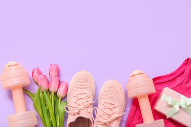 Halterli kompozisyon, ayakkabılar, lale çiçekleri ve Uluslararası Kadınlar Günü için hediye kutusu