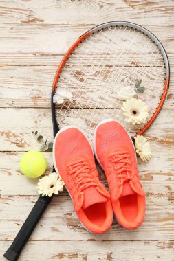 Tenis raketi, top, ayakkabı ve çiçekli kompozisyon. Uluslararası Kadınlar Günü