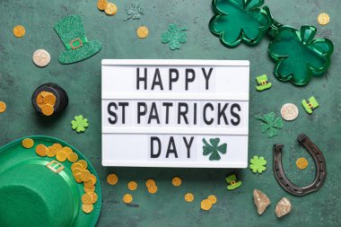 Sözcüklerle kurulu Mutlu Aziz Patrik Günü, yeşil grunge arka planda leprikon şapka ve dekor