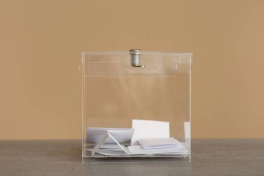 Oy kullanma kağıtlarıyla birlikte oy sandığı.