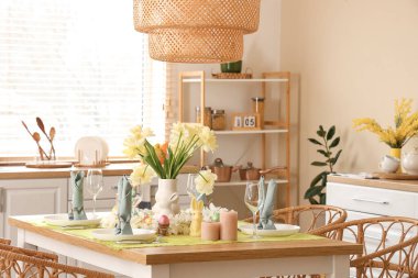 Modern mutfakta sarı lale vazosuyla şenlik masası.