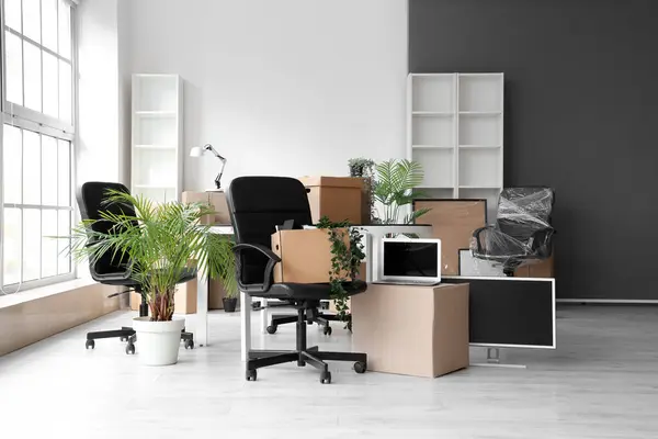 移動日に椅子 家具および段ボール箱が付いている現代オフィスの内部 — ストック写真