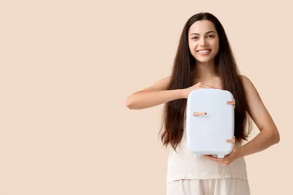 Hermosa Joven Feliz Mujer Con Pequeño Refrigerador Cosmético Sobre Fondo —  Fotos de Stock