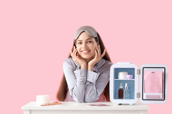 Schöne Junge Glückliche Frau Mit Kleinem Kühlschrank Für Kosmetikprodukte Auf — Stockfoto