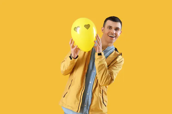 Jongeman Met Ballon Gele Achtergrond — Stockfoto