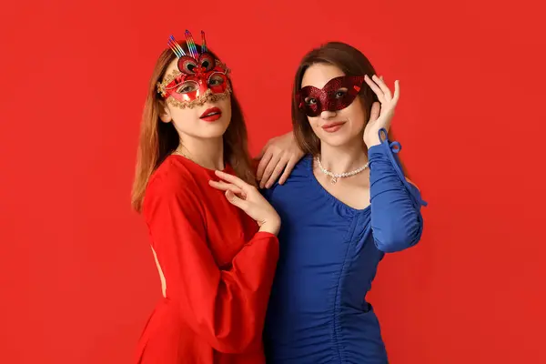 Hermosas Mujeres Jóvenes Máscaras Carnaval Sobre Fondo Rojo — Foto de Stock