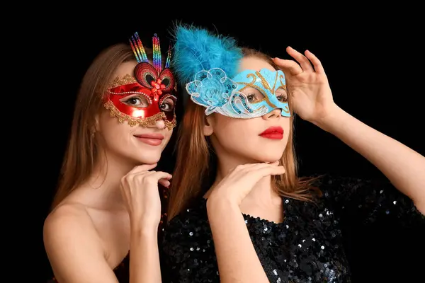 Hermosas Mujeres Jóvenes Máscaras Carnaval Sobre Fondo Negro —  Fotos de Stock