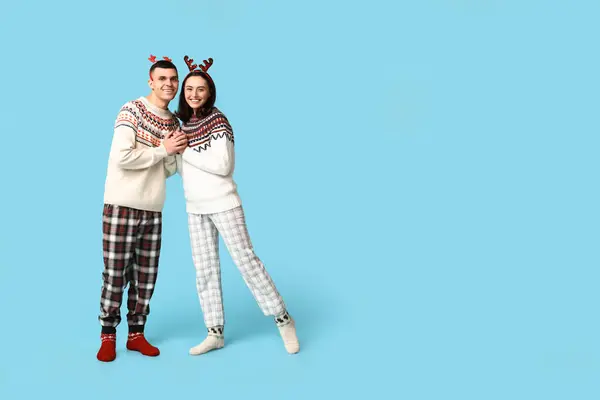 Glada Unga Par Jul Pyjamas Blå Bakgrund — Stockfoto