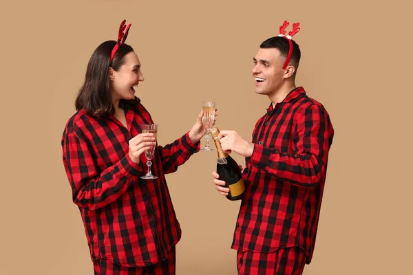 Jovem Casal Feliz Pijama Natal Com Champanhe Fundo Bege — Fotografia de Stock