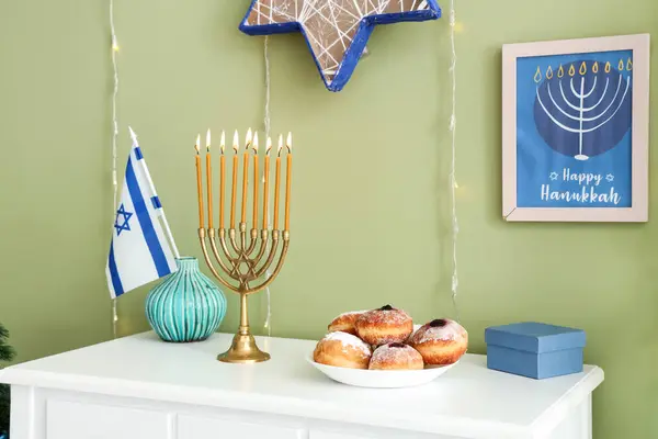 Mesa Blanca Con Decoraciones Tradicionales Hanukkah Luces Brillantes Interior Sala —  Fotos de Stock