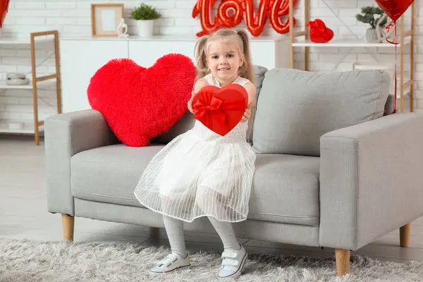 Nettes Kleines Mädchen Mit Geschenkbox Sitzt Zimmer Für Valentinstag Dekoriert — Stockfoto