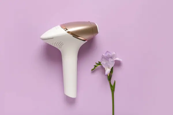 Сучасний Фотоепілятор Красивою Квіткою Фіолетовому Фоні — стокове фото