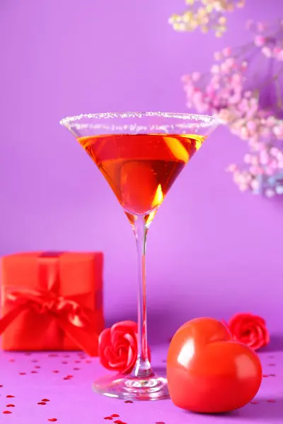 Glass Tasty Cocktail Hearts Roses Gift Purple Background Closeup Valentine — Stock Photo, Image