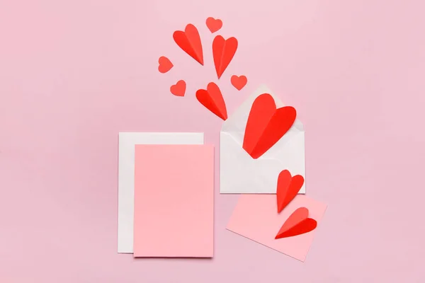 Конверт Пустыми Карточками Красными Бумажными Сердечками Розовом Фоне Празднование Дня — стоковое фото