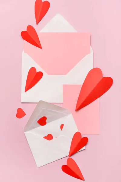 Конверты Пустыми Карточками Красными Бумажными Сердечками Розовом Фоне Празднование Дня — стоковое фото
