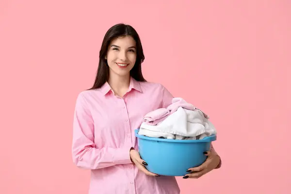 Mulher Bonita Segurando Cesta Com Roupa Limpa Fundo Rosa — Fotografia de Stock