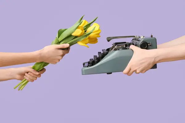Vrouwelijke Handen Met Retro Schrijfmachine Mooie Tulpenbloemen Voor Internationale Vrouwendag — Stockfoto