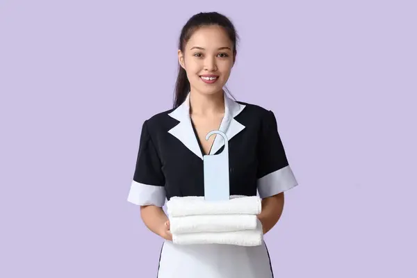 Young Asian Chambermaid Clean Towels Door Hanger Lilac Background — Stock Photo, Image