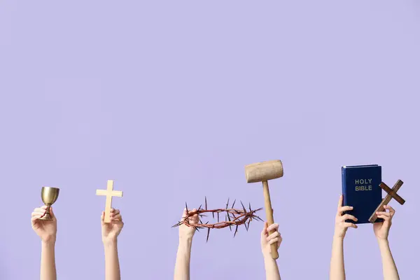 Mãos Femininas Com Cruzes Coroa Espinhos Martelo Bíblia Sagrada Sobre — Fotografia de Stock