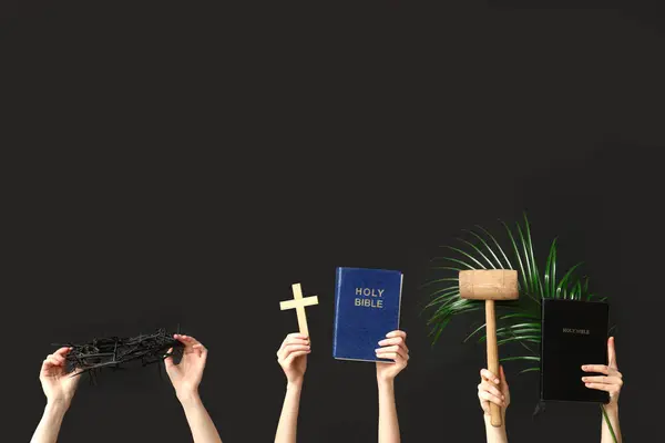 Mãos Femininas Com Bíblias Sagradas Coroa Espinhos Martelo Folha Palma — Fotografia de Stock