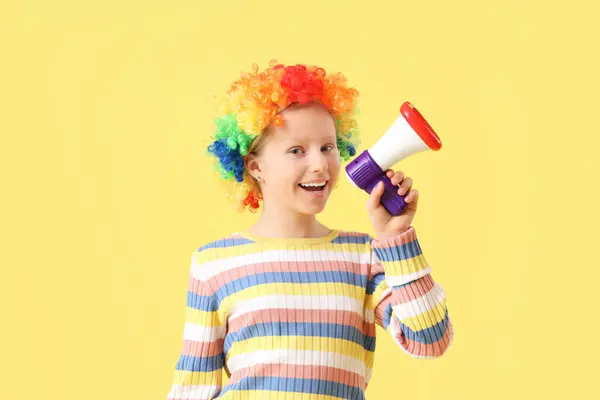 Petite Fille Drôle Perruque Clown Avec Mégaphone Sur Fond Jaune — Photo
