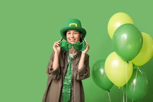 Красивая Молодая Женщина Шляпе Лепрекона Декоративных Очках Воздушными Шарами Зеленом — стоковое фото