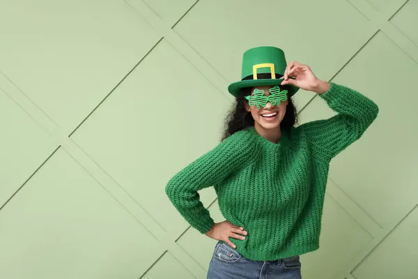 Красивая Молодая Афроамериканка Шляпе Лепрекона Декоративных Очках Зеленом Фоне Празднование — стоковое фото