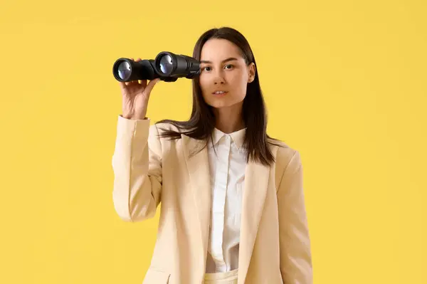 Jonge Zakenvrouw Met Verrekijker Gele Achtergrond — Stockfoto