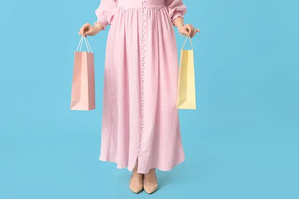 Mujer Joven Elegante Vestido Rosa Con Bolsas Compras Sobre Fondo —  Fotos de Stock