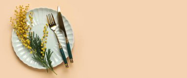 Bej arkaplan üzerinde mimoza çiçekleri ve metin için boşluk içeren tablo ayarı