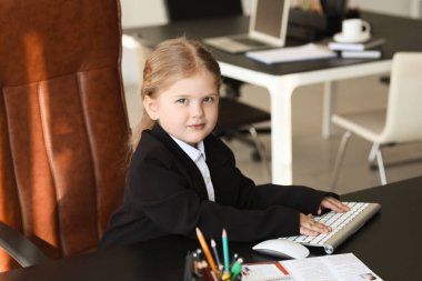 Ofiste bilgisayarla çalışan komik bir iş kadını.