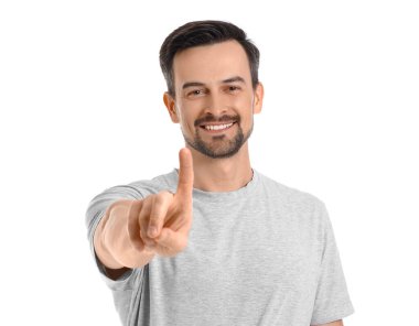 Beyaz arkaplanda sanal ekran kullanan yakışıklı adam