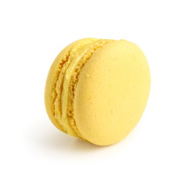 Beyaz arka planda tatlı sarı badem kurabiyesi