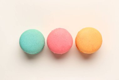 Beyaz arka planda farklı tatlı badem kurabiyeleri