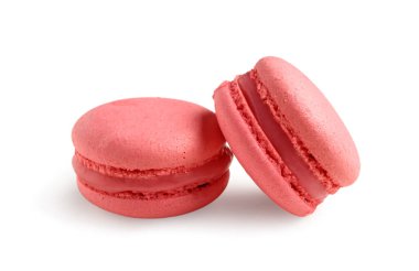 Beyaz arka planda tatlı pembe badem kurabiyeleri