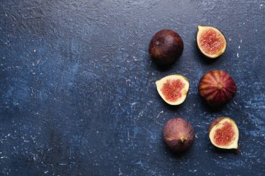 Mavi arka planda taze incir