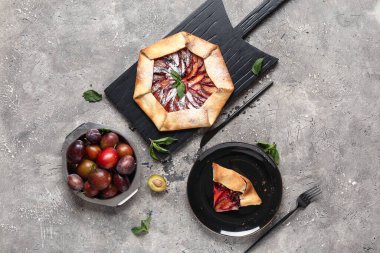 Gri arka planda lezzetli erik galeti olan siyah tahta.