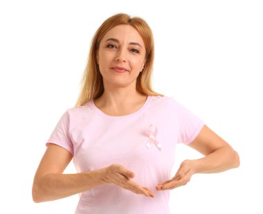 Beyaz arka planda pembe kurdeleli olgun bir kadın. Göğüs kanseri kavramı