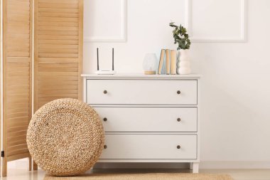 Klozette kablosuz ağ yönlendiricisi olan oturma odasının içi