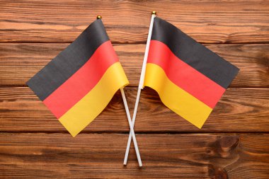 Ahşap arka planda Almanya bayrakları